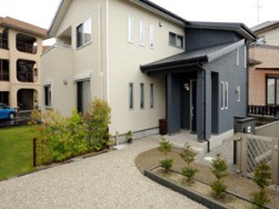 玄関までのアプローチで家をオシャレに演出♪浜松の工務店　桑原建設