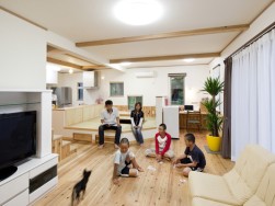 家族が集まるリビングを家の中心に！②浜松市の工務店　桑原建設