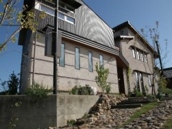 住宅自体の耐震性を確保することが最優先。その上で制振ダンパー等のオプションを考えましょう