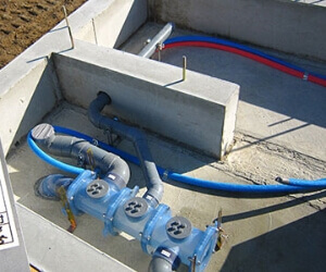 清掃や補修のしやすいヘッダー排水管