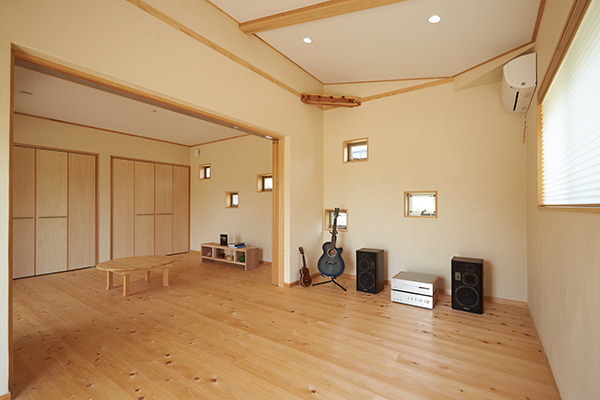 オリジナル建具でやわらかな光　建築実績～S様邸～②　～浜松市のパッシブ新築注文住宅　桑原建設